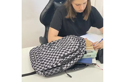 Batoh s kapacitou 22 litrov – šachovnica