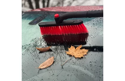 Teleskopická škrabka na okná s kefou na sneh