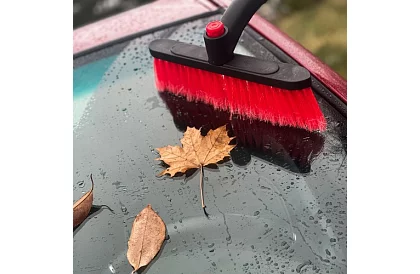 Teleskopická škrabka na okná s kefou na sneh