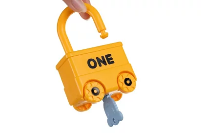 Vzdelávacie vozne s visiacimi zámkami