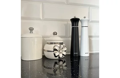 Ručné mlynčeky na korenie 2 kusy - Black and White