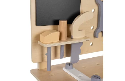 Drevený pracovný stôl s náradím