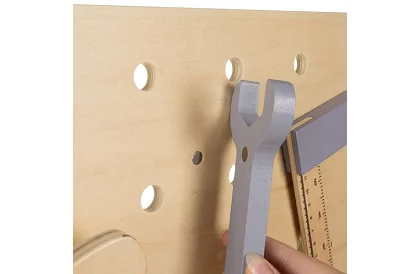 Drevený pracovný stôl s náradím