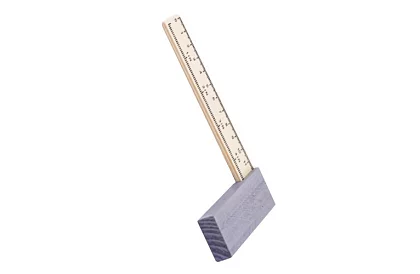 Drevený pracovný stôl s náradím