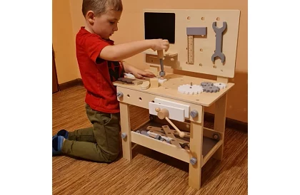 Drevený pracovný stôl s náradím