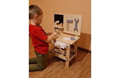 Drevený pracovný stôl s náradím