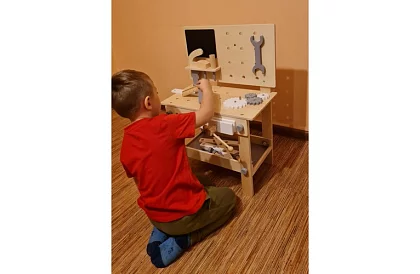 Drevený pracovný stôl s náradím