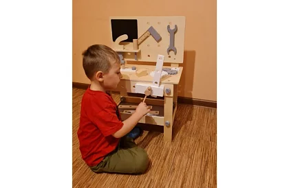 Drevený pracovný stôl s náradím