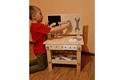 Drevený pracovný stôl s náradím