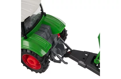 Traktor s naklápacím prívesom na diaľkové ovládanie