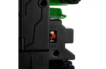 Traktor s naklápacím prívesom na diaľkové ovládanie