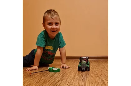 Traktor s naklápacím prívesom na diaľkové ovládanie