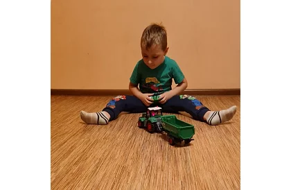 Traktor s naklápacím prívesom na diaľkové ovládanie