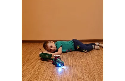 Traktor s naklápacím prívesom na diaľkové ovládanie