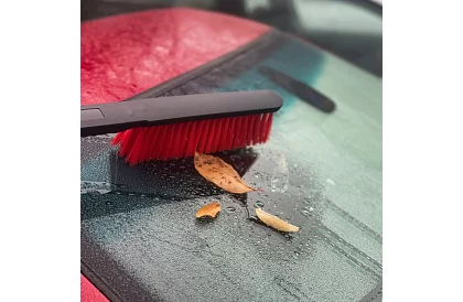 Teleskopická škrabka na ľad a kefa na sneh