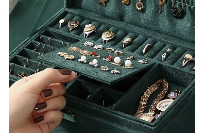 Elegantná semišová šperkovnica – zelená