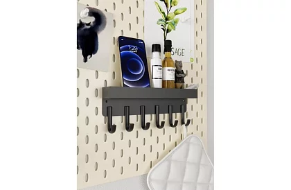 Nástenná magnetická polica s vešiakmi – 6 háčikov