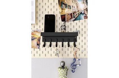 Nástenná magnetická polica s vešiakmi – 6 háčikov