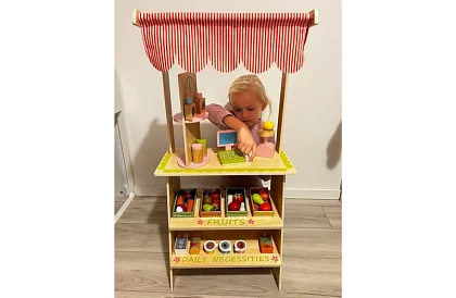 Drevený predajný stánok s príslušenstvom