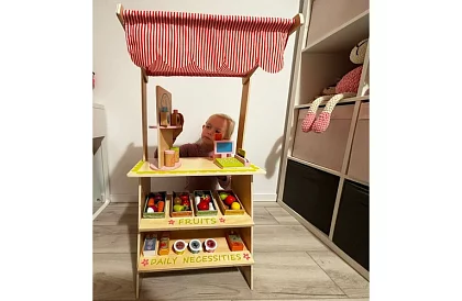 Drevený predajný stánok s príslušenstvom