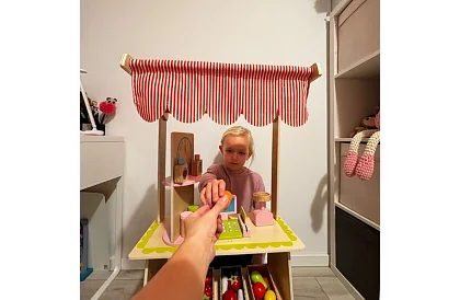 Drevený predajný stánok s príslušenstvom