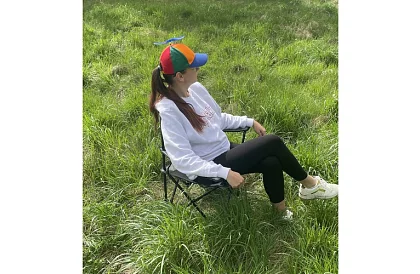 Skladacie rybárske kreslo – šedé kempingové kreslo