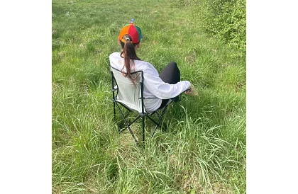 Skladacie rybárske kreslo – šedé kempingové kreslo