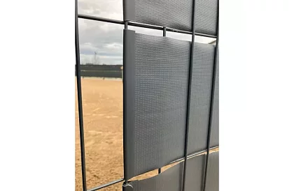 Stínící páska na plot antracit – panelová 450 g/m2 + klipy