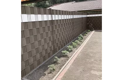 Stínící páska na plot hnedá – panelová 450 g/m2 + klipy