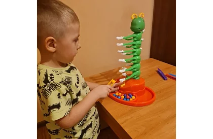 Tančiaca stonožka - spoločenská hra pre 2-4 hráčov