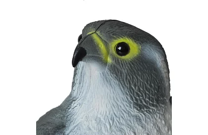 Plašič vtákov – realistický sokol