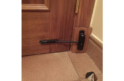 Pružinový dverový zavírač s nastaviteľnou silou ťahu