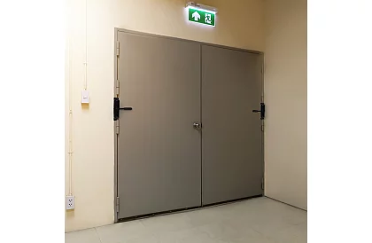 Pružinový dverový zavírač s nastaviteľnou silou ťahu