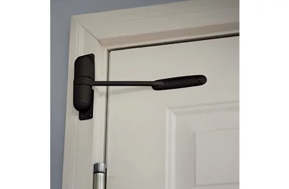Pružinový dverový zavírač s nastaviteľnou silou ťahu