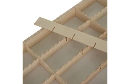 Drevená polička pre zberateľov na figúrky, autíčka – 54 priehradiek