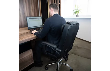 Kancelárske kreslo s výsuvnou opierkou nôh – čierne