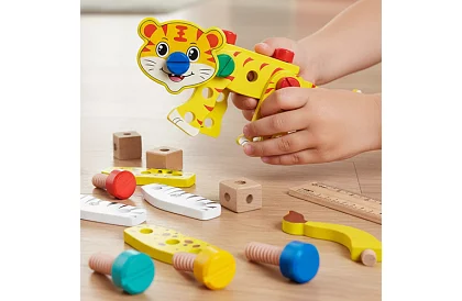 Drevená bedňa s náradím a zvieratkami - skrutkovacie prvky