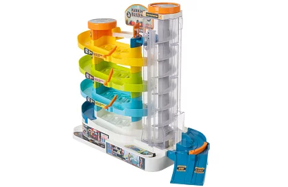 Parkovací dom s dráhou a elektrickým výťahom