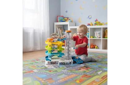 Parkovací dom s dráhou a elektrickým výťahom