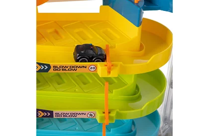 Parkovací dom s dráhou a elektrickým výťahom