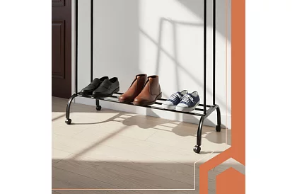 Dvojitý vešiak na oblečenie na kolieskach