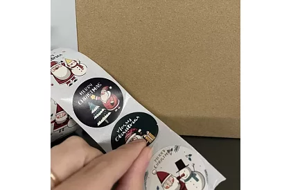 Vianočné samolepky na role – 500 kusov