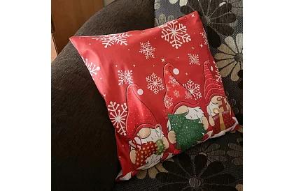 Dekoratívny poťah na vankúš 45 × 45 cm – motív škriatkov