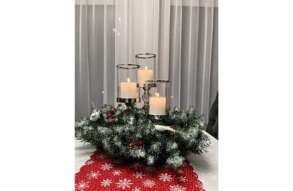 Dekoračný zasnežený veniec na dvere