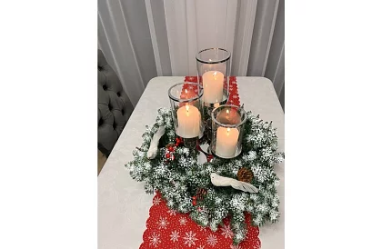 Dekoračný zasnežený veniec na dvere