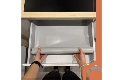 Protiskluzová podložka do šuplíků 500 × 50 cm – šedá