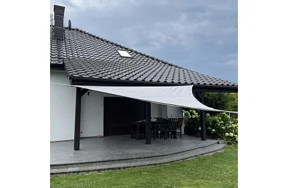 Stínící slnečná plachta trojuholník 4 × 4 × 4 m – šedá