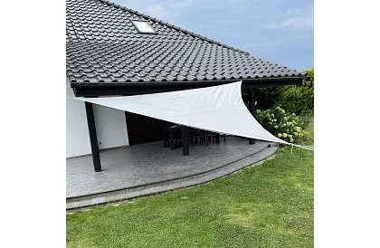 Stínící slnečná plachta trojuholník 4 × 4 × 4 m – šedá