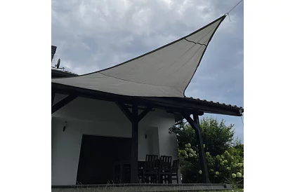 Stínící slnečná plachta trojuholník 4 × 4 × 4 m – šedá