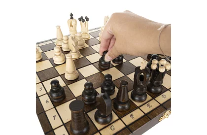 Drevené šachy z habru – elegantná klasika v kufríku